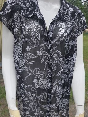 Roz & Ali Black and White Floral Sheer Button-Front Blouse